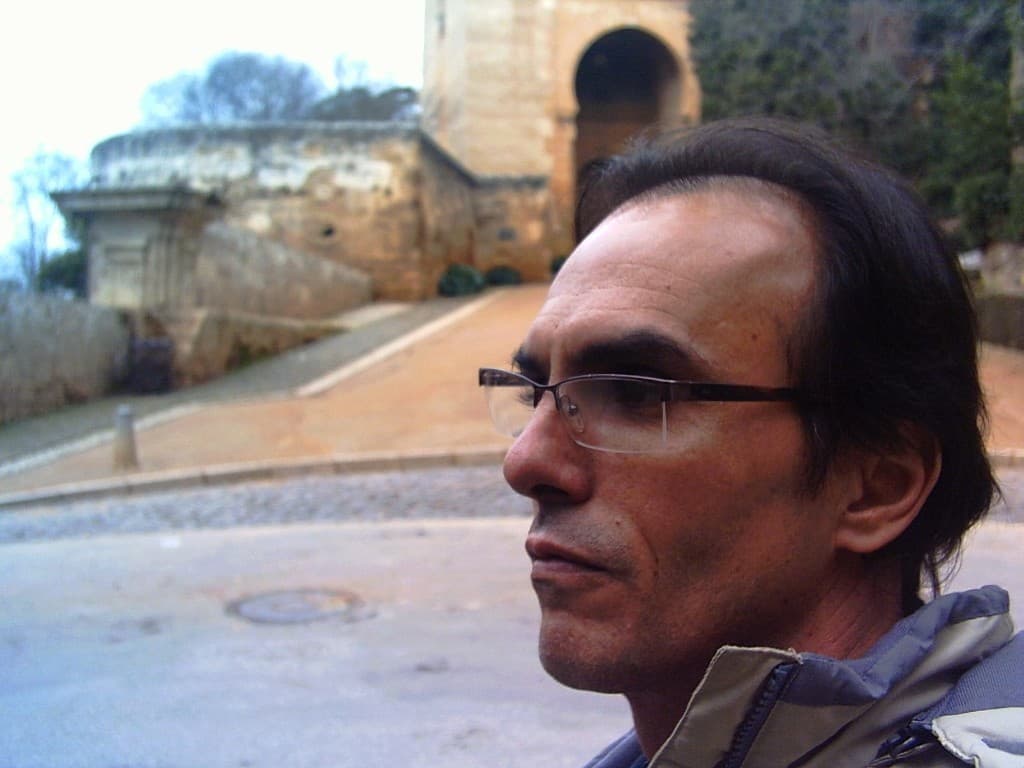 Júlio Tigre em perfil — artista plástico e professor de Artes Visuais (UFES)
