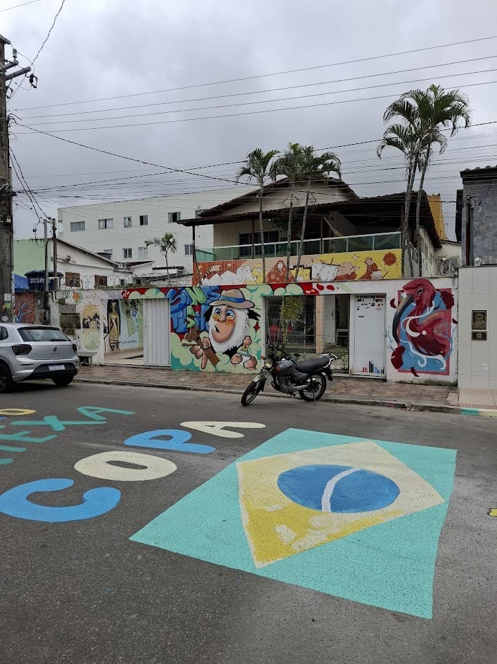 Mural na Casa Sinestésica com grafite Sinestesia e identidade Hostel Guarazin — Guarapari