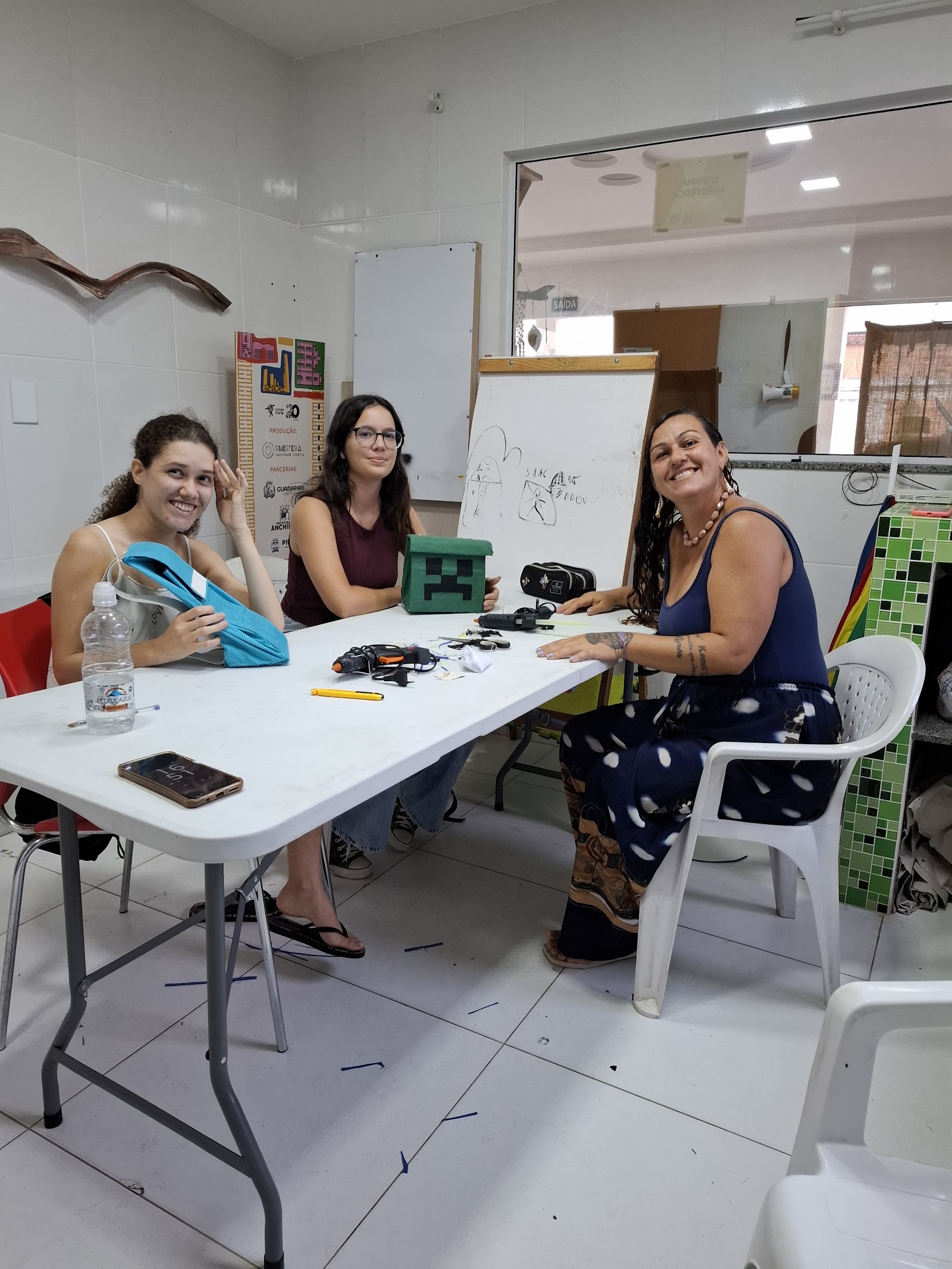 Participantes da oficina de artesanato com Mari Girassol na Casa Sinestésica.